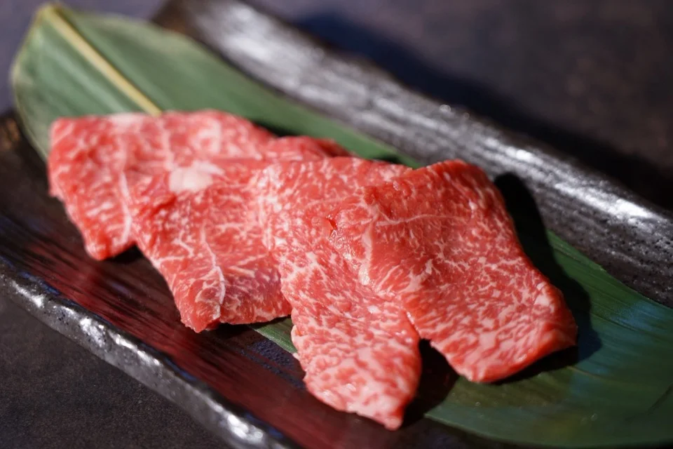 掘りごたつ式個室で寛ぐ焼肉店の座席